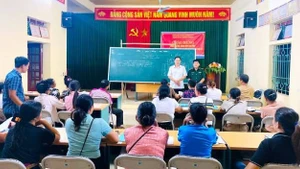 Les responsables du poste de gardes-frontières de Quang Chieu et du Comité populaire de la commune de Mường Chanh remettent des cadeaux aux apprenantes lors de la cérémonie de clôture du cours. Photo : giaoducthoidai.vn