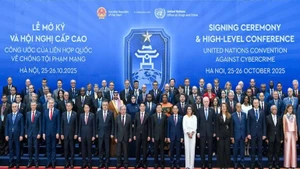 Le président de la République, Luong Cuong, le secrétaire général des Nations unies ainsi que des dirigeants et représentants de plusieurs pays participent à la cérémonie d’ouverture à la signature de la Convention des Nations unies sur la lutte contre la cybercriminalité. Photo : nhandan.vn