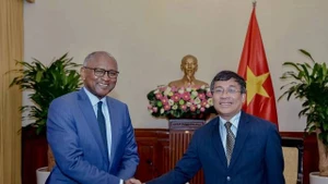 Le Vice-ministre permanent des Affaires étrangères, Nguyễn Minh Vũ, et M. Firmin Edouard Matoko. Photo : baoquocte.vn 