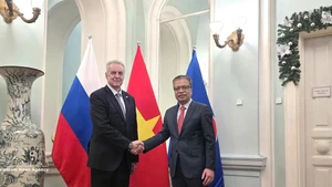 L’ambassadeur du Vietnam en Russie, Dang Minh Khoi (droite), et Evgeny Grigoriev, président du Comité des relations extérieures de Saint-Pétersbourg. Photo : VNA.