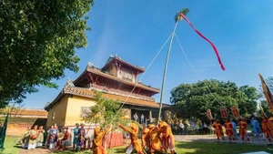 À Hue, ancienne capitale impériale, le Tet débute par la cérémonie de l’érection du « cây nêu ». Photo : Vietnam+