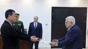 L’ambassadeur Nguyên Nam Duong présente ses lettres de créance au président palestinien Mahmoud Abbas, le 17 février. Photo : VNA.
