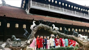 Des enfants visitent « Ngựa về phố », organisée au Temple de la Littérature (Van Mieu – Quoc Tu Giam). Photo : Baoanhvietnam.