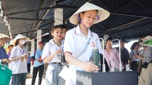 Les touristes utilisent leurs gourdes personnelles pour se ravitailler en eau dans les établissements de services à Ngu My Thqnh – Con Toc, dans le but de réduire les déchets plastiques. Photo: bvhttdl.gov.vn 