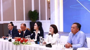 Un représentant du comité d’organisation échange sur le Forum de l’économie privée du Vietnam 2025. Photo: baodautu.vn