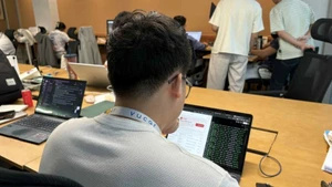 Les collaborateurs conçoivent et développent la plateforme cuutro.vucar.vn afin de relier les groupes bénévoles menant des opérations de secours dans les régions touchées par les catastrophes naturelles et les inondations. Photo : Front de la Patrie du Vietnam à Ho Chi Minh-Ville.