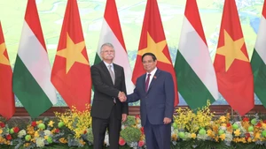 Le Premier ministre Pham Minh Chinh accueille le président de l’Assemblée nationale de Hongrie, Kover Laszlo. Photo : nhandan.vn