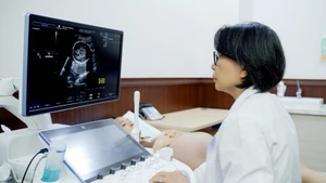 La docteure Dinh Thi Hien Le recommande le respect du calendrier des consultations prénatales et des échographies aux étapes clés, essentielles pour dépister précocement les anomalies et augmenter les chances de survie du fœtus. Photo : nhandan.vn