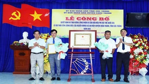 Remise de la décision du ministère de la Culture, des Sports et du Tourisme inscrivant la fête Thắk Côn dans la Liste du patrimoine culturel immatériel national. Photo: nhandan.vn