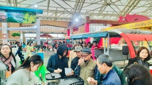 Le stand d’exposition des produits agricoles de Gia Lai est devenu une halte familière pour de nombreux visiteurs vietnamiens et étrangers. Photo: amp.congthuong.vn