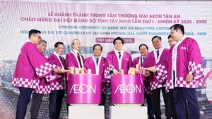 Les représentants de la direction de Ho Chi Minh-Ville, de la province de Tay Ninh, du Consulat général du Japon à Ho Chi Minh-Ville, d’AEON Vietnam et des partenaires ont procédé à la cérémonie d’inauguration du centre commercial AEON Tan An. Photo : baodautu.vn