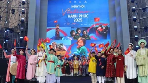 Reconstitution des costumes vietnamiens à travers les époques lors du Vietnam Happy Fest 2025. Photo : nhandan.vn