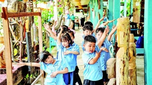 Des enfants s’amusent dans le village de Cui Lu, quartier Hoi An Tay, ville de Da Nang. Photo : nhandan.vn