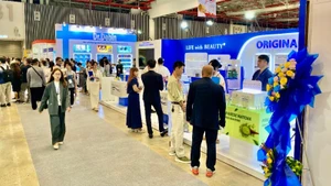 Les stands d’exposition de produits cosmétiques lors du salon de l’industrie de la beauté 2025. Photo: nhandan.vn