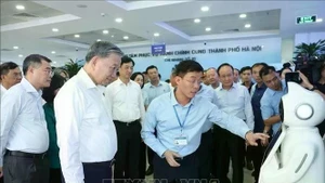 Le secrétaire général du Parti, Tô Lâm (à gauche, 1er plan), inspecte le fonctionnement du Centre des services administratifs publics de Hanoi. Photo : VNA