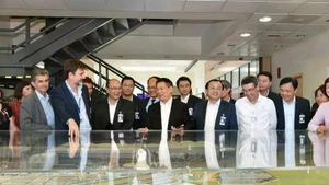 Le vice-Premier ministre Ho Duc Phoc à la tête d’une délégation vietnamienne visite l'usine Airbus à Séville, l'un des sites de production clés du groupe Airbus dans les secteurs de l'aviation et de la défense. Photo : VNA.