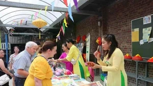 Des amis belges achètent des produits artisanaux pour collecter des fonds en faveur des enfants défavorisés au Vietnam. Photo: VNA 
