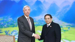 Le Premier ministre Pham Minh Chinh (droite) et le ministre des Affaires étrangères, João Gomes Cravinho. Photo : VNA.