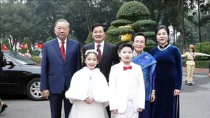 Le secrétaire général To Lam (gauche) et son épouse (premier à droite), ainsi que le secrétaire