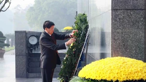 Le secrétaire général du PPRL et président lao Thongloun Sisoulith, rend hommage au Président Hô Chi Minh en son mausolée. Photo: VNA.