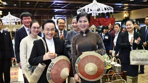 Mme Ngo Phuong Ly et Mme Naly Sisoulith ont pris part à une activité d’échange avec des artisans représentatifs de plusieurs villages de métiers traditionnels de la province de Ninh Binh. Photo: VNA
