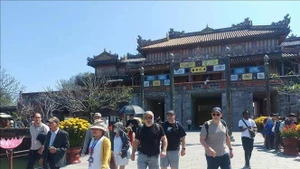 Des touristes à Hue. Photo: VNA
