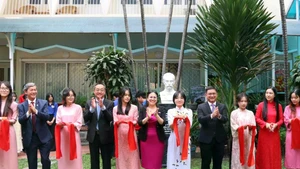 Cérémonie d'inauguration d'un buste du héros national cubain José Martí à Ho Chi Minh-Ville. Photo: VNA