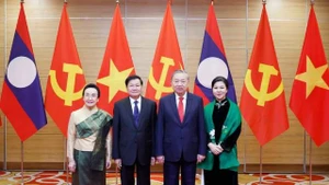 Les plus haut dirigeants du Vietnam et du Laos, ainsi que leurs épouses. Photo: VNA