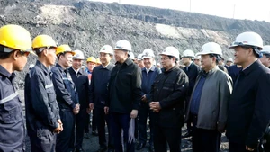Le secrétaire général du Parti To Lam et le Premier ministre Pham Minh Chinh rendent visite aux cadres et aux ouvriers de la société par actions charbonnière Deo Nai - Coc Sau à Quang Ninh. Photo : VNA.