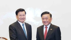 Tran Cam Tu, membre du Bureau politique et membre permanent du Secrétariat du Comité central du Parti (droite) et le secrétaire général du Parti populaire révolutionnaire lao (PPRL) et président lao, Thongloun Sisoulith. Photo: VNA