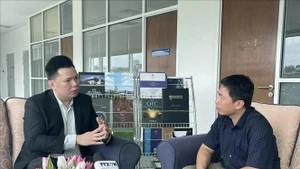 Collins Chong Yew Keat, analyste en affaires étrangères, en sécurité et en stratégie à l’Université de Malaya (Malaisie), au micro de la VNA. Photo: VNA