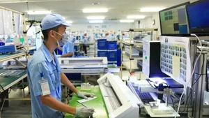 Fabrication d'équipements électroniques chez Rhythm Precision Vietnam Co., Ltd., parc industriel de Noi Bai. Photo : hanoimoi.vn.jpg