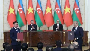 Le président azerbaïdjanais Ilham Aliyev et le secrétaire général du Parti communiste du Vietnam, Tô Lâm, assistent à l’échange de documents de coopération. Photo : VNA.