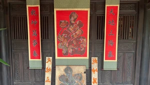 La grande calligraphie PHUC, intégrant les motifs des quatre animaux sacrés et le couplet parallèle, une fois achevée. Photo : nhandan.vn