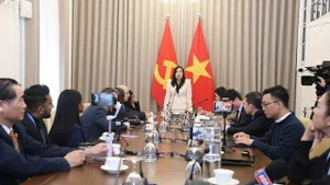 La vice-ministre des Affaires étrangères, Le Thi Thu Hang, reçoit des journalistes étrangers venus couvrir le XIVᵉ Congrès du Parti. Photo : baoquocte.vn