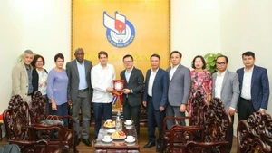 Le rédacteur en chef du journal Nhân Dân et président de l’Association des journalistes du Vietnam, Le Quoc Minh, avec le président de l’Agence de presse Prensa Latina de Cuba, Jorge Leganoa Alonso, et les autres délégués. Photo : nhandan.vn