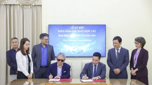 Cérémonie de signature du protocole d’accord de coopération entre le Comité de coordination de l’aide du peuple (PACCOM) et l’organisation Vietnam Foundation (États-Unis). Photo : thoidai.com.vn