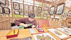Le stand de présentation des estampes de Dong Ho à l'événement « L'essence culturelle de Bac Ninh - Couleurs de Dong Ho ». Photo : nhandan.vn