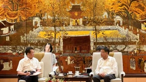 Le vice-président du Comité populaire de Hanoï, Duong Duc Tuan, a accueilli M. Zeng Jinghua, responsable du Comité de supervision et de gestion des actifs d'État de Chongqing(Chine). Photo : kinhtedothi.vn