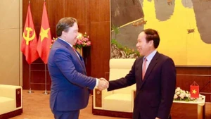 Le Tien Chau, secrétaire du Comité municipal de Hai Phong (à droite) exprime sa joie d'accueillir l'ambassadeur Marc Knapper et la délégation de travail. Photo: baodautu.vn