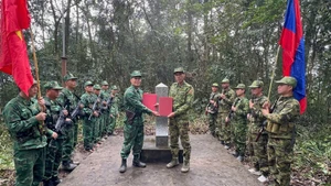 Les deux chefs d’équipe échangent le procès-verbal de la patrouille. Photo : nhandan.vn