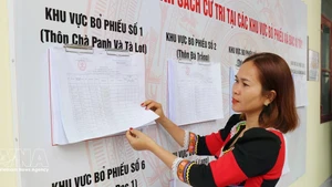 La liste électorale affichée publiquement au Comité populaire de la commune de Bac Ai Tay. Photo : VNA.