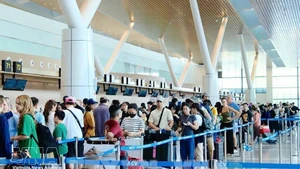 A l'aéroport de Tan Son Nhat. Photo : VNA.