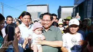 Le Premier ministre Pham Minh Chinh et des habitants. Photo : VNA.
