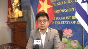 Le chargé d’affaires de l’ambassade du Vietnam en Israël, Nghiem Xuan Hai Dang, répond à une interview de l'Agence vietnamienne d'information. Photo: VNA