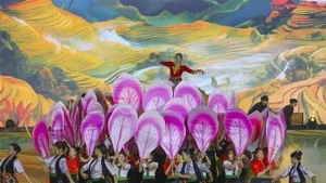 Programme artistique ouvrant la Fête des fleurs de bauhinie 2025. Photo : VNA. 