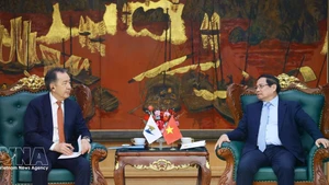 Le Premier ministre Pham Minh Chinh (droite) reçoit le président du Conseil de la Commission économique eurasiatique (CEE), Bakytzhan Sagintayev. Photo : VNA.