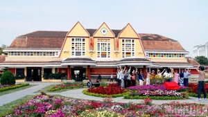 Les touristes visitent et font l’expérience de la gare historique de Da Lat. Photo nhandan.vn