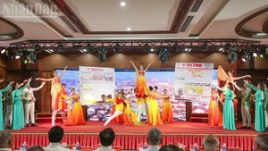 Un numéro artistique spécial présenté à l’occasion du 94ᵉ anniversaire de la Journée de la presse révolutionnaire vietnamienne. Photo : nhandan.vn