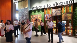  Le stand vietnamien au centre CAMEX attire un grand nombre de visiteurs intéressés à découvrir les produits. Photo : nhandan.vn